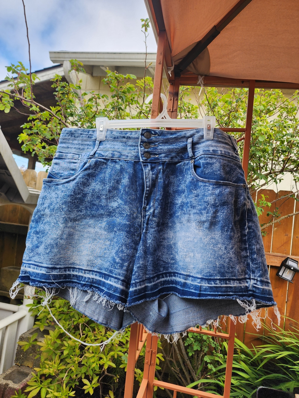 High-Waist Acid Wash Blue Jean Shorts with Frayed Hem